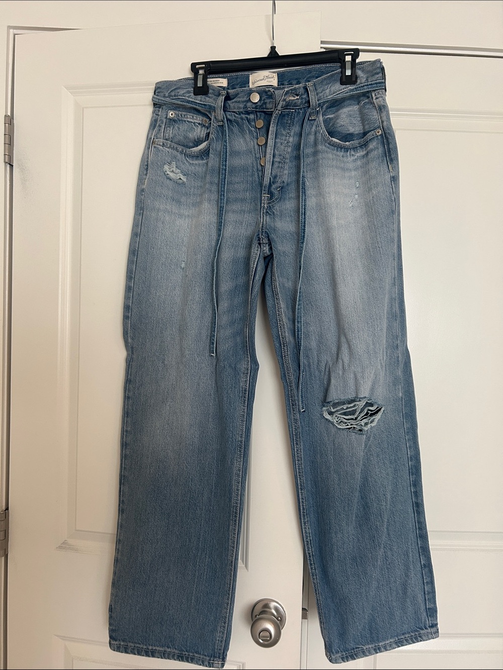 Universal Thread Light Blue Distressed Straight-Leg Jeans